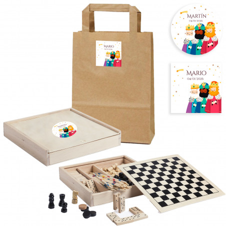 Set de jeux de société dans une boîte en bois personnalisée avec autocollant des Rois Mages et sac kraft détail de Noël