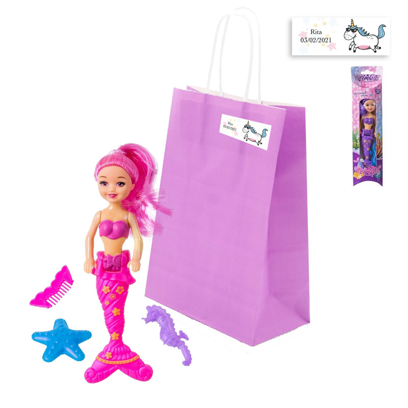Poupée sirène avec accessoires dans un sac violet avec autocollant de licorne pour les invités.