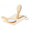 Miroir de poche et brosse en bois dans un sac en coton avec carte personnalisée pour les mariages