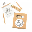 Crayons de couleur avec feuilles à colorier dans une boîte avec un autocollant floral pour les mariages