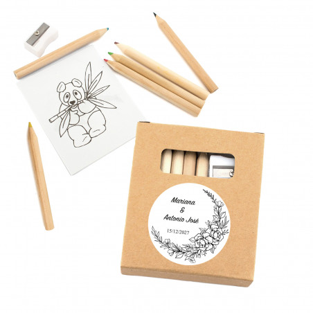 Crayons de couleur avec feuilles à colorier dans une boîte avec un autocollant floral pour les mariages