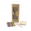 Cires et crayons de couleur présentés dans une boîte