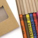 Cires et crayons de couleur présentés dans une boîte