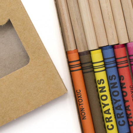 Cires et crayons de couleur présentés dans une boîte