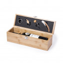 Tire-bouchon, coupe-capsule, bouchon, doseur et récupérateur de gouttes dans une boîte en bois pour bouteille de vin