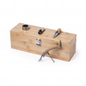 Tire-bouchon, coupe-capsule, bouchon, doseur et récupérateur de gouttes dans une boîte en bois pour bouteille de vin