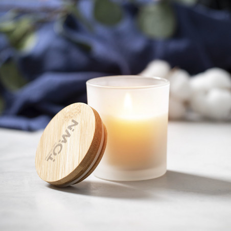 Bougie parfumée vanille présentée dans un pot en verre avec un couvercle en bambou