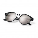 Lunettes de soleil écologiques avec une monture moderne et des verres colorés