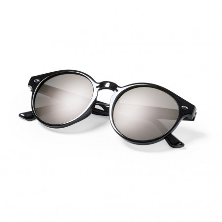 Lunettes de soleil écologiques avec une monture moderne et des verres colorés