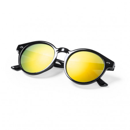 Lunettes de soleil écologiques avec une monture moderne et des verres colorés