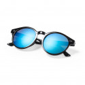 Lunettes de soleil écologiques avec une monture moderne et des verres colorés
