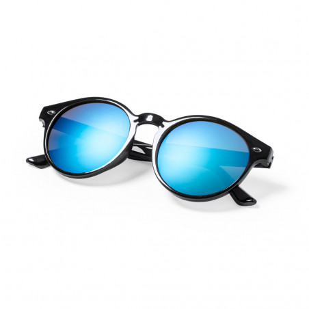Lunettes de soleil écologiques avec une monture moderne et des verres colorés