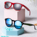 Lunettes de soleil écologiques avec une monture moderne et des verres colorés