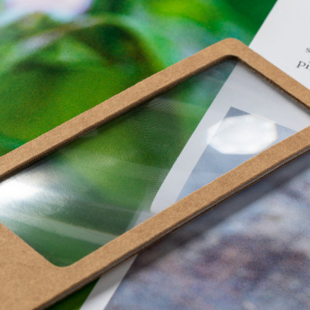 Marque-page avec loupe intégrée en carton recyclé et cordon de transport