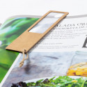 Marque-page avec loupe intégrée en carton recyclé et cordon de transport