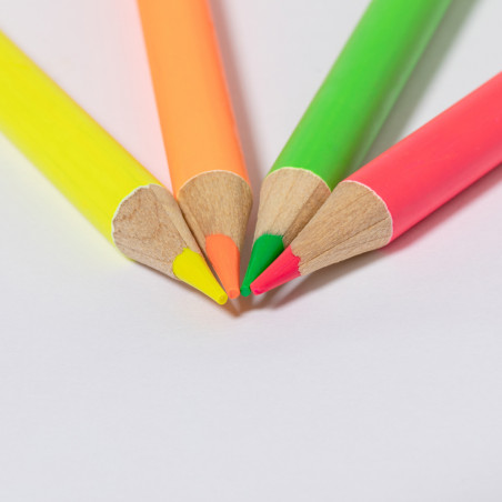 Crayons fluo de 4 couleurs en boîte en carton pour des détails enfantins