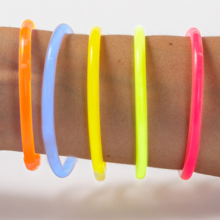 Bracelets fluorescents de néon de différentes couleurs pour les fêtes et animations