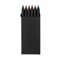 Ensemble de crayons dans une boîte avec des finitions noires pour un détail enfantin