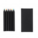 Ensemble de crayons dans une boîte avec des finitions noires pour un détail enfantin