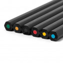 Ensemble de crayons dans une boîte avec des finitions noires pour un détail enfantin