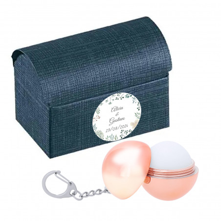 Baume à lèvres rond avec porte-clés dans une boîte avec un autocollant personnalisé pour cadeau