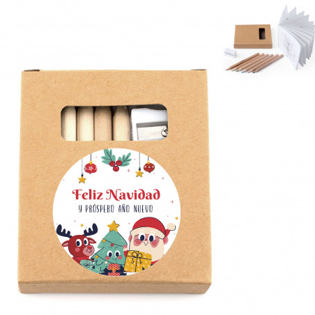 Crayons de couleur avec des feuilles à colorier dans une boîte en carton avec autocollant de Noël