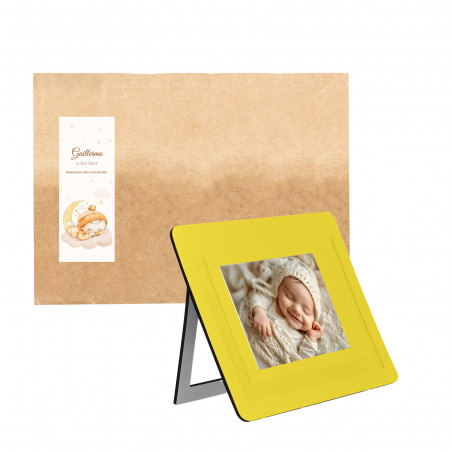 Tapis photo jaune dans une enveloppe en papier kraft personnalisée avec un autocollant de bébé pour des souvenirs de baptême.