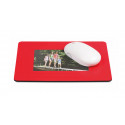 Tapis photo jaune dans une enveloppe en papier kraft personnalisée avec un autocollant de bébé pour des souvenirs de baptême.