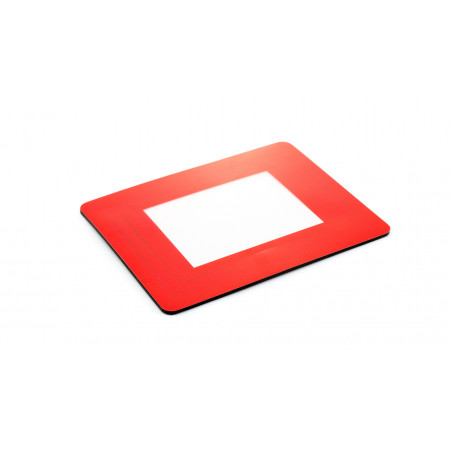 Tapis photo jaune dans une enveloppe en papier kraft personnalisée avec un autocollant de bébé pour des souvenirs de baptême.