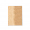 Tapis photo jaune dans une enveloppe en papier kraft personnalisée avec un autocollant de bébé pour des souvenirs de baptême.