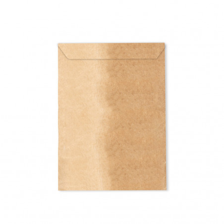 Tapis photo jaune dans une enveloppe en papier kraft personnalisée avec un autocollant de bébé pour des souvenirs de baptême.