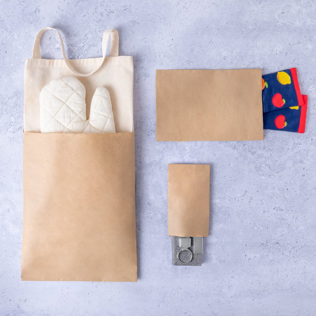 Tapis photo jaune dans une enveloppe en papier kraft personnalisée avec un autocollant de bébé pour des souvenirs de baptême.