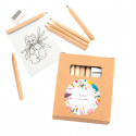 Étui à colorier avec des feuilles et des crayons de couleur et autocollant d\'anniversaire personnalisable pour les détails.