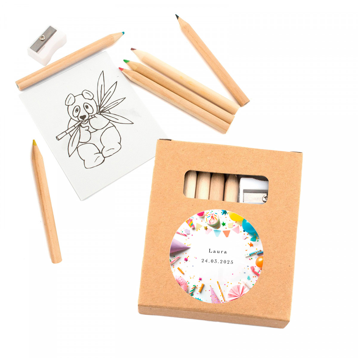 Étui à colorier avec des feuilles et des crayons de couleur et autocollant d\'anniversaire personnalisable pour les détails.