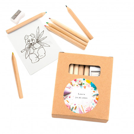 Étui à colorier avec des feuilles et des crayons de couleur et autocollant d'anniversaire personnalisable pour les petits