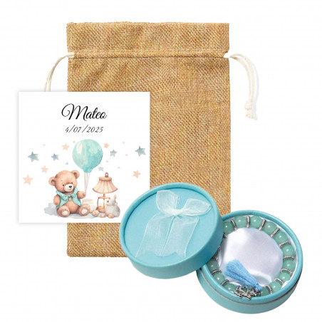 Bracelet vert en perles avec pompon dans un sac marron et carte personnalisée pour des baptêmes