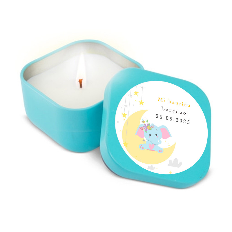 Bougie parfumée dans une boîte métallique bleue avec un autocollant personnalisé pour les baptêmes