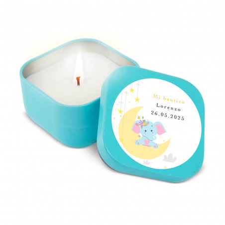 Bougie parfumée dans une boîte métallique bleue avec un autocollant personnalisé pour les baptêmes
