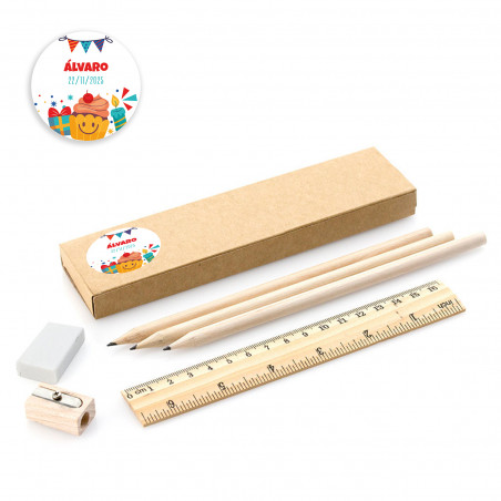 Trousse avec crayons, gomme, règle et taille-crayon avec adhésif personnalisable pour des détails.