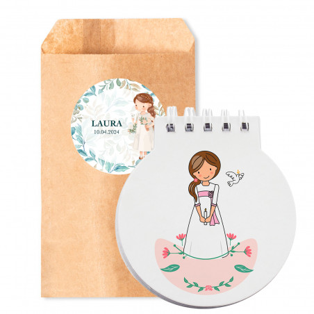 Carnet pour première communion fille dans une enveloppe kraft avec un autocollant personnalisé pour les détails.