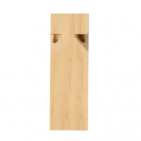Sifflet double en bois avec adhésif d'anniversaire présenté dans une enveloppe en kraft rouge
