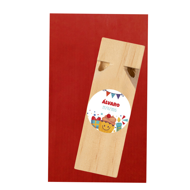 Sifflet double en bois avec adhésif d'anniversaire présenté dans une enveloppe en kraft rouge