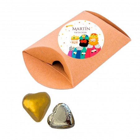 Bonbons fourrés à la crème dans une enveloppe kraft avec un autocollant des rois mages personnalisable pour des cadeaux.