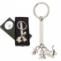 Porte-clés charms baptême présenté dans une élégante boîte avec un autocollant personnalisé pour les détails