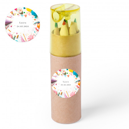 Étui jaune avec des crayons de couleur et un taille-crayon personnalisé pour des détails