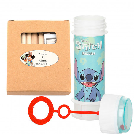 Crayons de couleur avec des feuilles à colorier dans une boîte personnalisée et un souffleur de bulles Stitch pour des détails