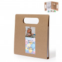 Livre de coloriage avec crayons, taille-crayon et gomme dans un dossier personnalisé