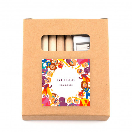 Trousse avec crayons de couleur et feuilles à colorier avec autocollant super-héros pour les détails
