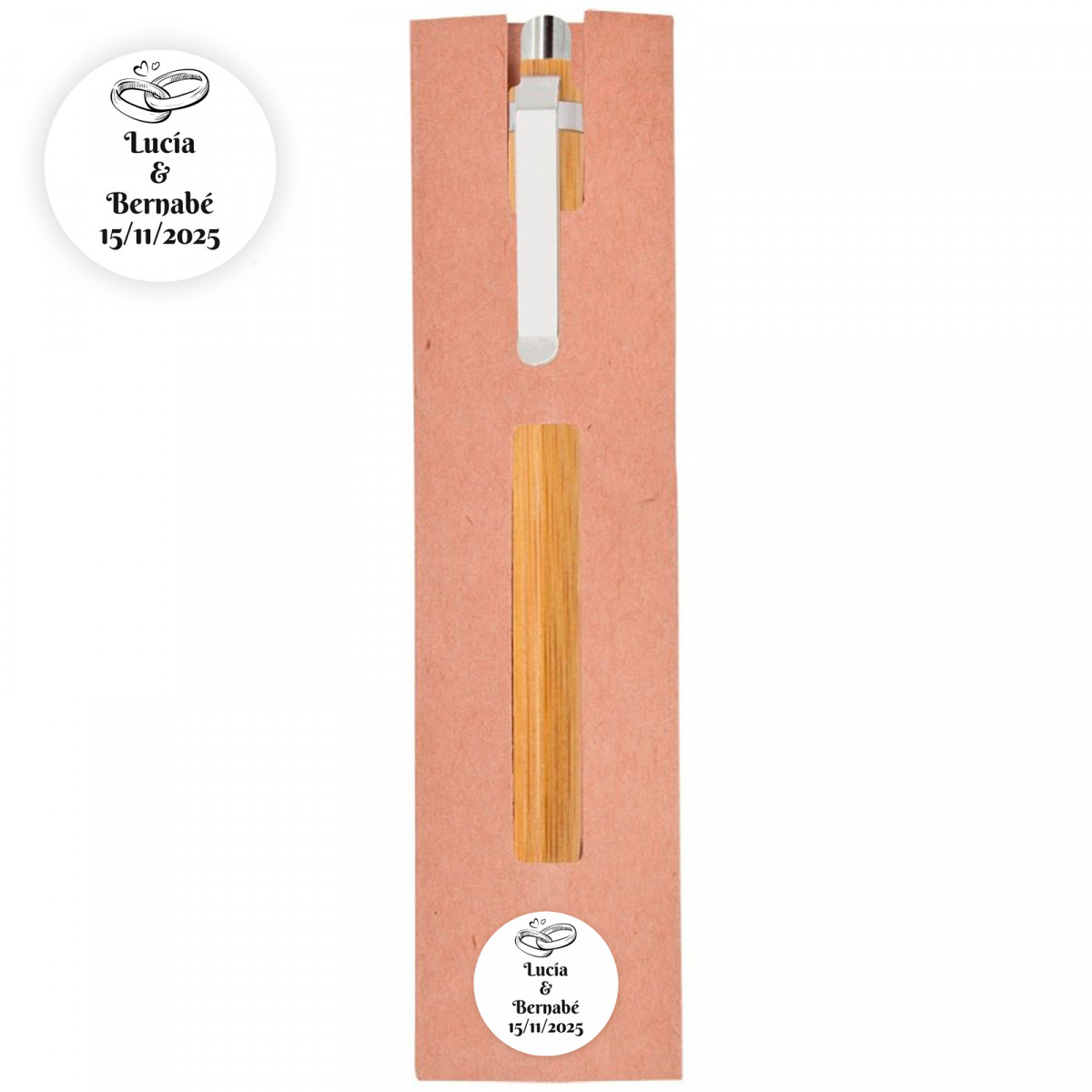 Stylo en bambou présenté dans un étui avec un autocollant alliances personnalisable pour les détails de mariage