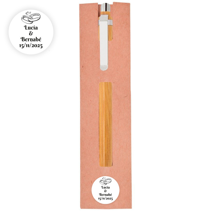 Stylo en bambou présenté dans un étui avec un autocollant alliances personnalisable pour les détails de mariage